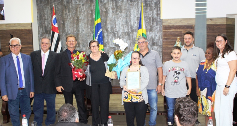 Técnica de enfermagem com 50 anos de profissão recebe homenagem na Câmara de Jahu